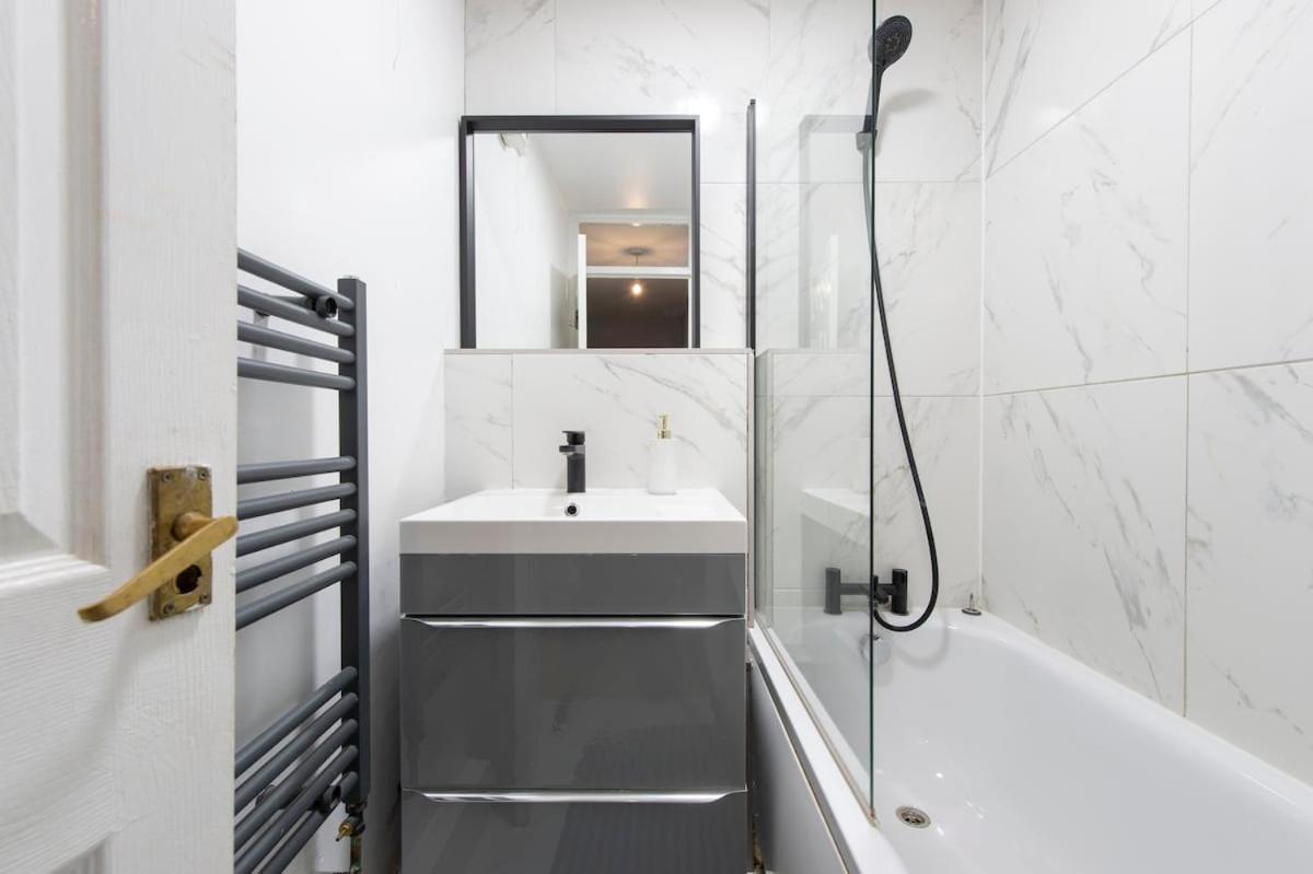 Lovely 2-Bed 20 Mins To Central لندن المظهر الخارجي الصورة