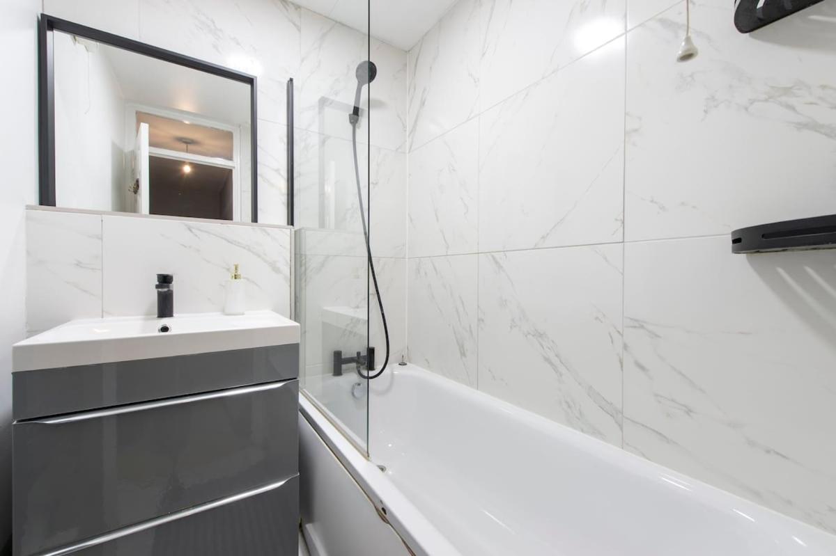 Lovely 2-Bed 20 Mins To Central لندن المظهر الخارجي الصورة